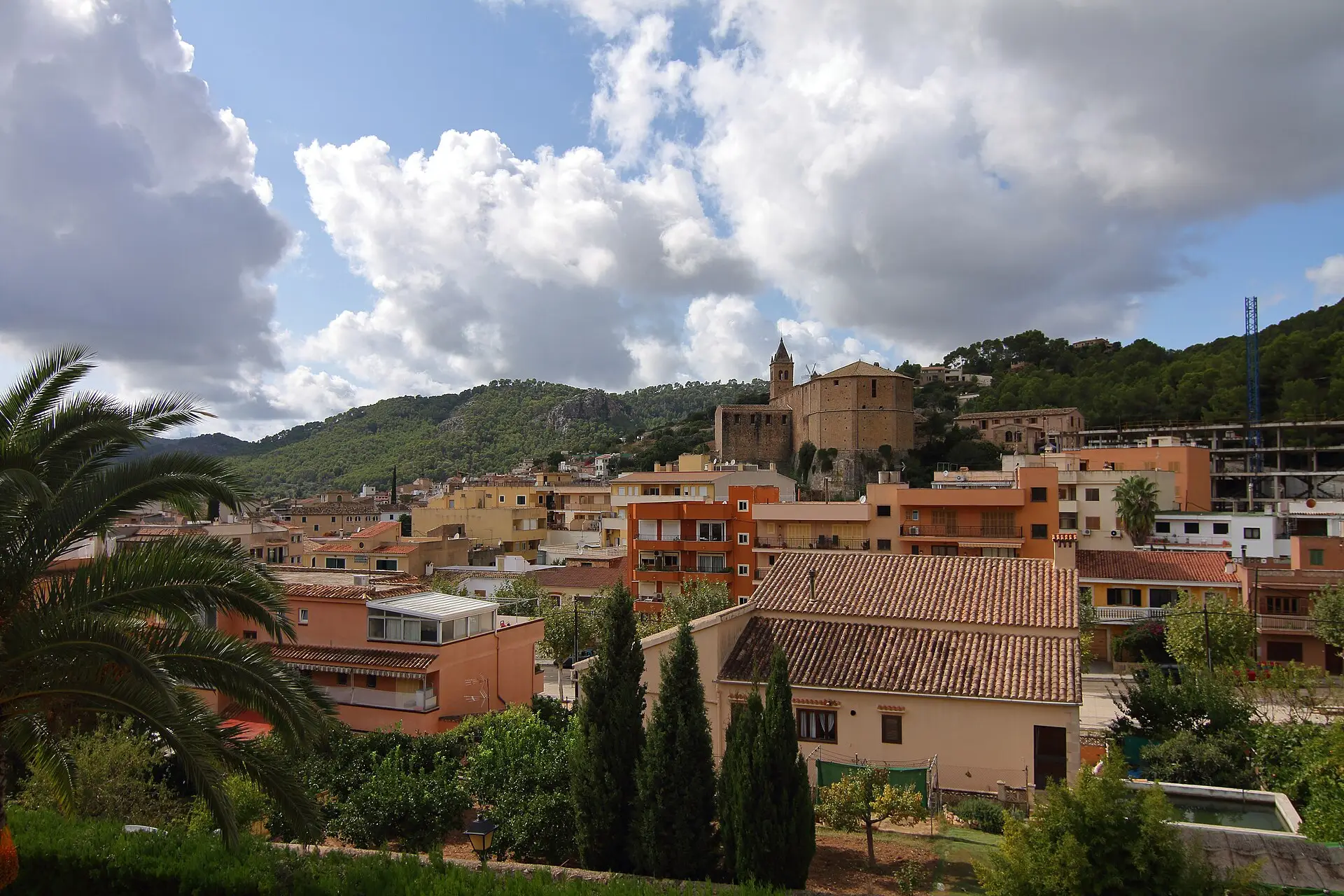 The centre of Andratx with the church of Santa Maria, the wooded slopes of the Tramuntana behind