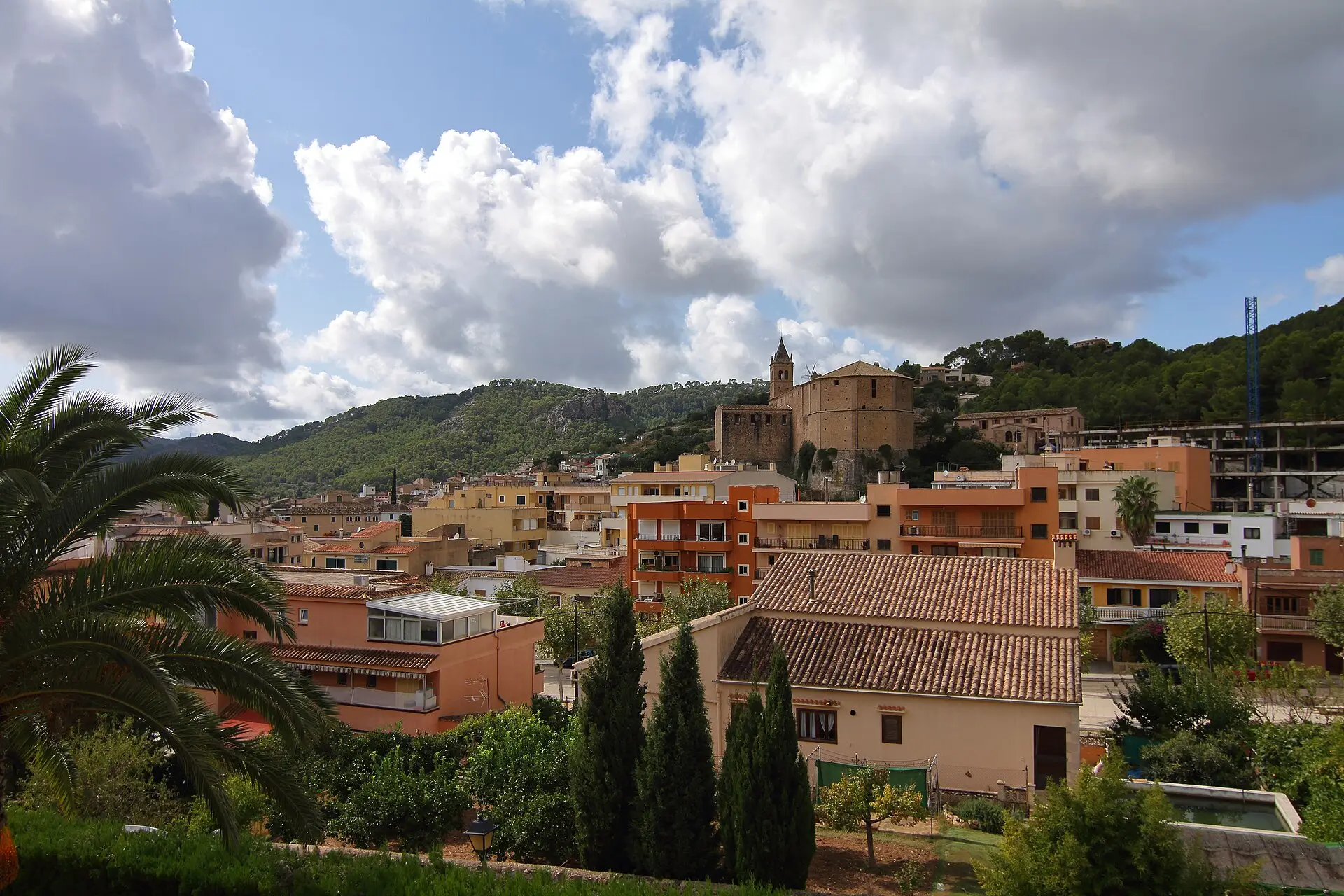 The centre of Andratx with the church of Santa Maria, the wooded slopes of the Tramuntana behind