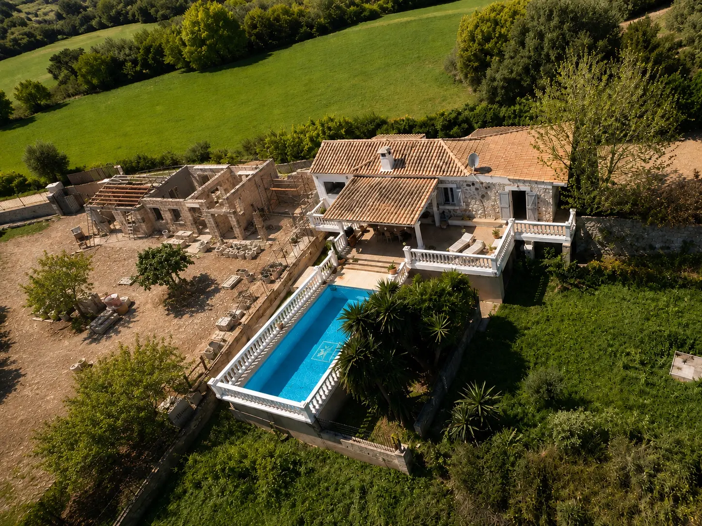 Aerial view of the finca with pool, surrounded by fields and trees
